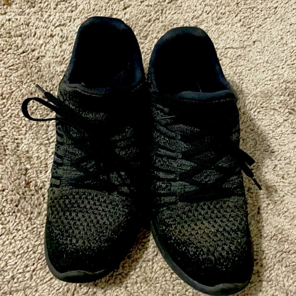 Black Nike running shoes - Picture 1 of 4